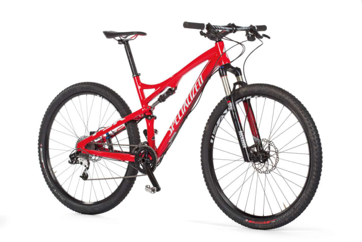   Specialized Epic FSR Comp 29 2013: PLUS: Steifes Chassis, sportliche, ausgewogene Geometrie, straffes Brain-Fahrwerk für Racer | MINUS: Nur eine Flaschenhalterbefestigung, schmale Reifen (gilt für beide)