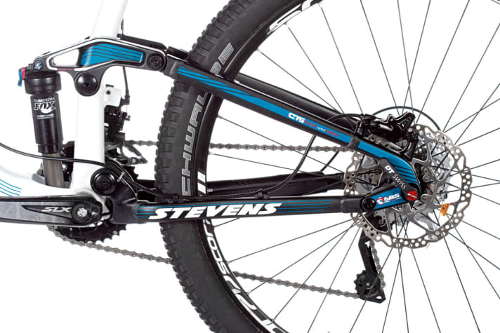   Das Alu-Fahrwerk wiegt satte 3,8 Kilo und ist nicht ganz antriebsneutral. Dem gegenüber steht ein ausgezeichneter Fahrkomfort.