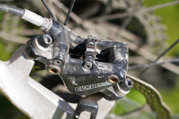   Piston seizure: The pistons on the rear stoppers were so tight that the rear wheel was partially blocked.