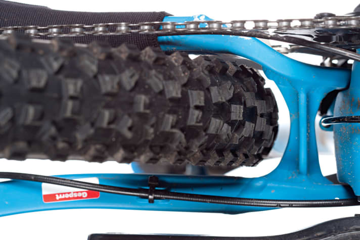   With the 2.35 Hans Dampf tyre, the rear end gets pretty tight. A little more tyre clearance would be useful.