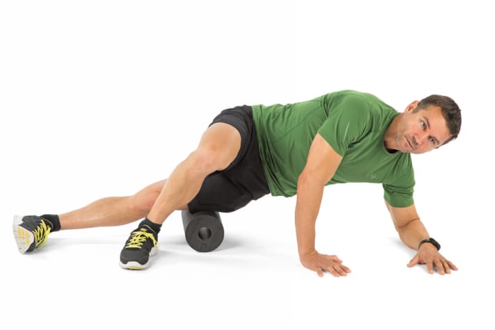   Warm-up exercise before getting on the roller trainer: loosen the outer thighs on the Blackroll.