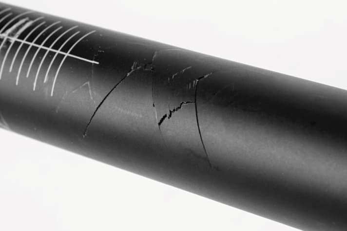 Treacherous cracks herald the breakage of a carbon handlebar.
