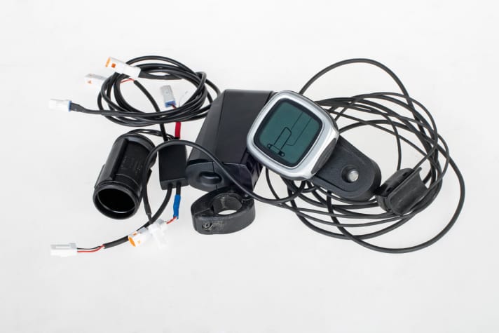   Komponenten und Kabelbaum (innen verlegt) des elektronischen E:I-Shock-Fahrwerks wiegen 342 Gramm.