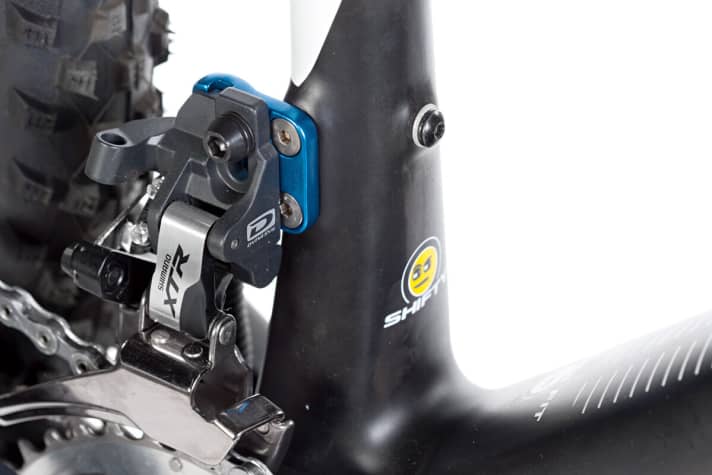   The offset front derailleur mounting on the aluminium adapter enables a flatter seat tube (comfort) and a wider connection of the rear triangle (stiffness).