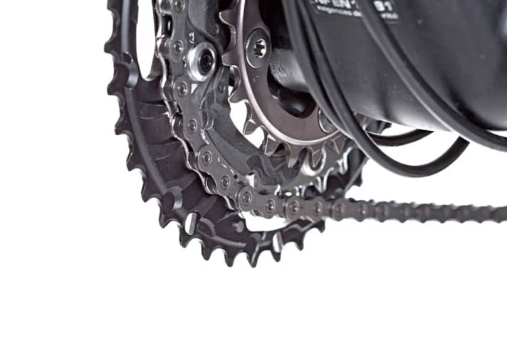   If triple, then it's right: The 40/30/22 gradation is 29er-compatible. It makes sense, even if more and more hobby racers are focussing on 2x cranks.