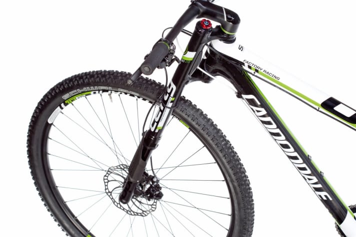   In a class of its own: the 90 mm stroke of the Lefty is impressive on both bikes. It responds super-sensitively and transfers every steering movement precisely to the front wheel.