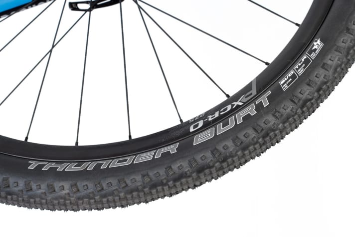   Der schnelle, minimal profilierte Thunder-Burt-Reifen drückt das Laufradgewicht auf unter drei Kilo: Blitzschnelle Antritte werden dadurch  zur Leichtigkeit.
