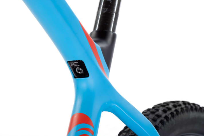   Clever look: the seat clamp disappears under the top tube. Unfortunately, the clamping mechanism leaves unsightly grooves in the carbon fibre seatpost.