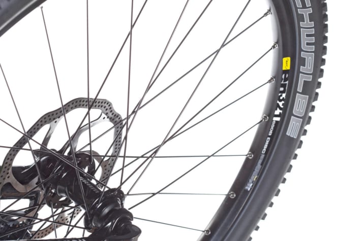   Trotz 27,5 Zoll schwerer als alle großen Laufräder: Dieses Übergewicht  beschneidet den sportlichen Charakter des günstigen  Merida-Racers.