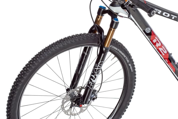   Spürbarer Unterschied: Die teure Fox-Gabel wiegt nicht nur 40 Gramm weniger als die Performance-Version, sondern spricht auch feiner an.