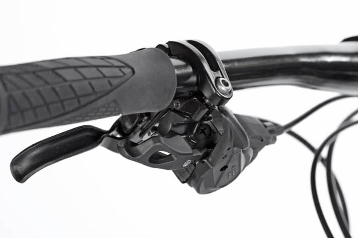   Aufgeräumtes Cockpit: Die Deore-Schalthebel hängen platzsparend an derselben Schelle wie die Bremshebel. I-Spec nennt Shimano diesen Ordnungshüter.