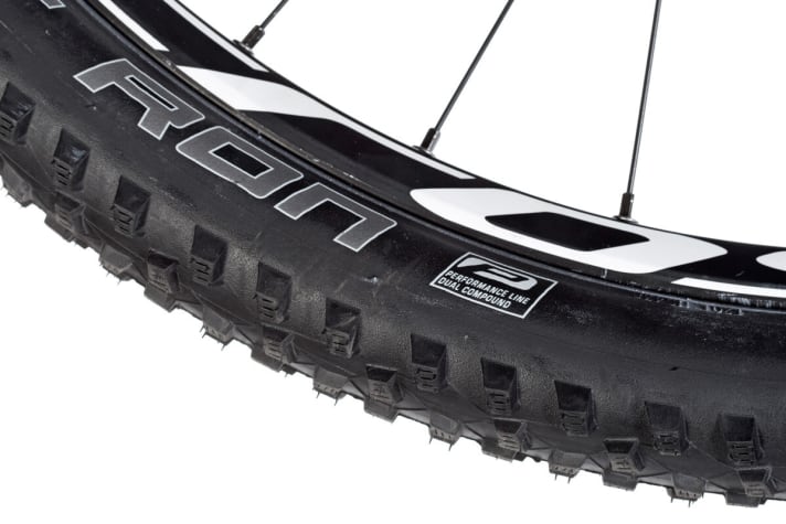   Wet grip and rolling resistance aside: Schwalbe's inexpensive performance tyres also worsen comfort due to their hard rubber compound.