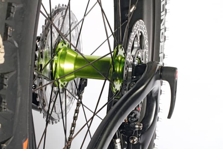 So that the chain can run past the wide tyre, the cassette must be further out. The hub therefore has an installation width of 170 or 190 mm.