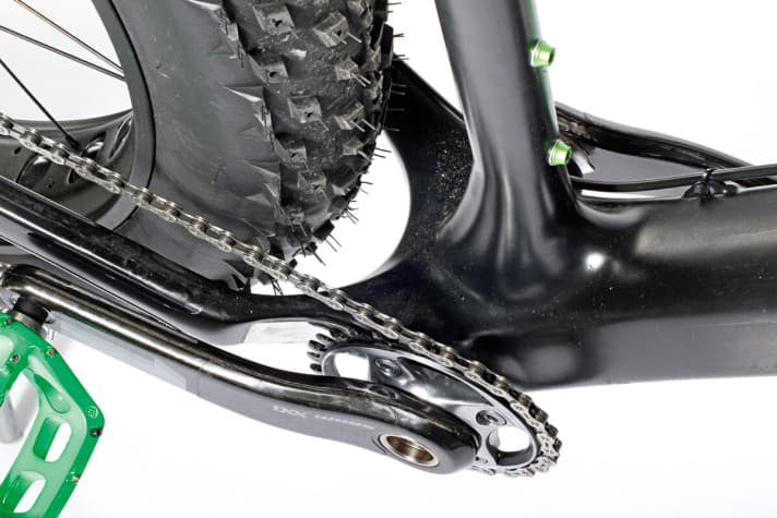 A single crank leaves the most space between the tyre and the chain. The maximum tyre width that can be ridden therefore also depends on the crank configuration.
