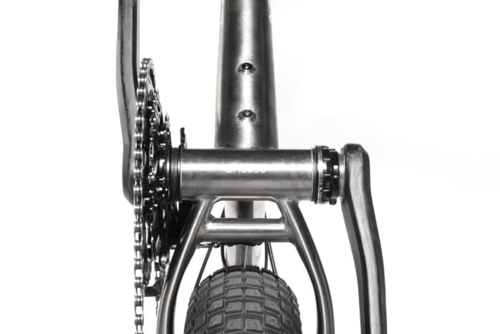 The bottom bracket shell also needs to be wider. 100 mm creates space for the tyre. This also increases the Q-factor by 30 mm.