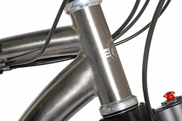 A suspension fork with a continuous 1 1/8" head tube rotates in the neatly finished and, at 1299 euros, quite affordable titanium frame.