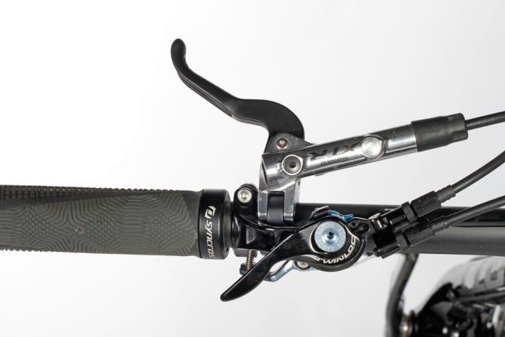   Profi-Werkzeuge: leichte XTR-Bremshebel ohne externe  Verstellung und sehr effektive Fahrwerksfernbedienung.