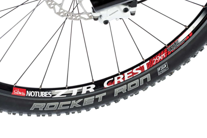  Die wertigen ZTR-Crest-Felgen findet man auch an Bikes, die das Fünffache kosten. Das Ergebnis: die leichtesten 29er-Laufräder im Test.