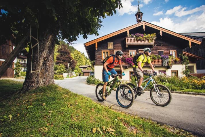   Cruisen durch idyllische Dörfer auf dem Weg zurück nach Flachau.