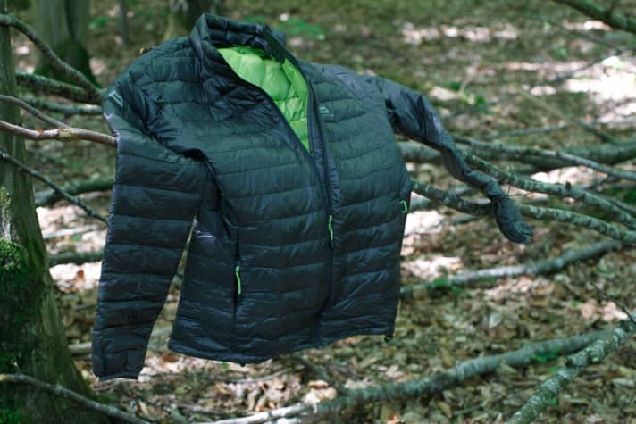   Gegen Auskühlen und wenn der Schlafsack doch nicht dick genug ist: leichte Daunenjacke.