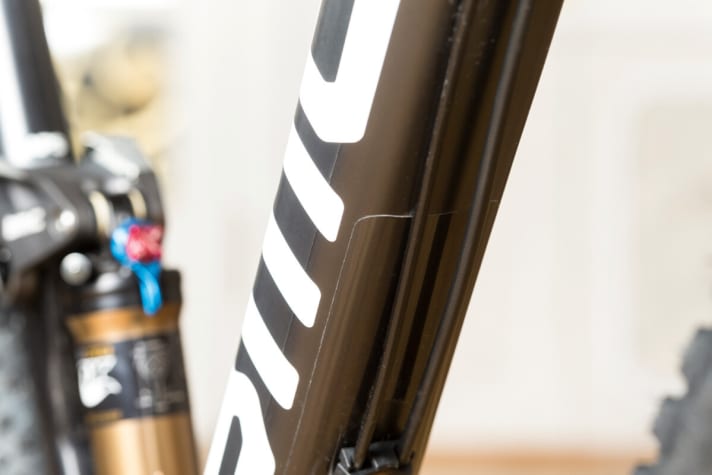   Klebefolie schützt das Unterrohr vor Steinschlag, die außen liegenden Züge erleichtern den Service. Tolle Rohrformen!