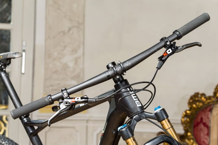   Aufgeräumter geht es nicht: breiter Lenker mit reduzierten Armaturen und nur einem Schalthebel, einfach und perfekt.