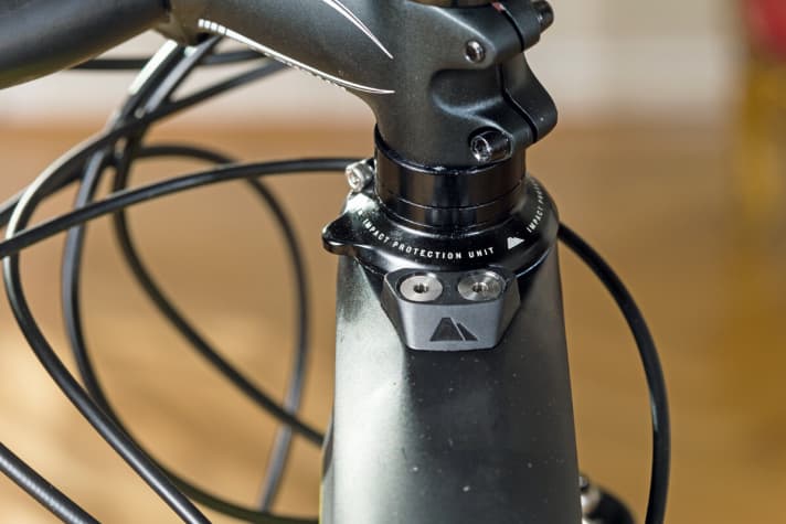   The handlebar bump stop integrated into the headset protects the top tube in the event of a fall - the handlebars cannot fall too far.