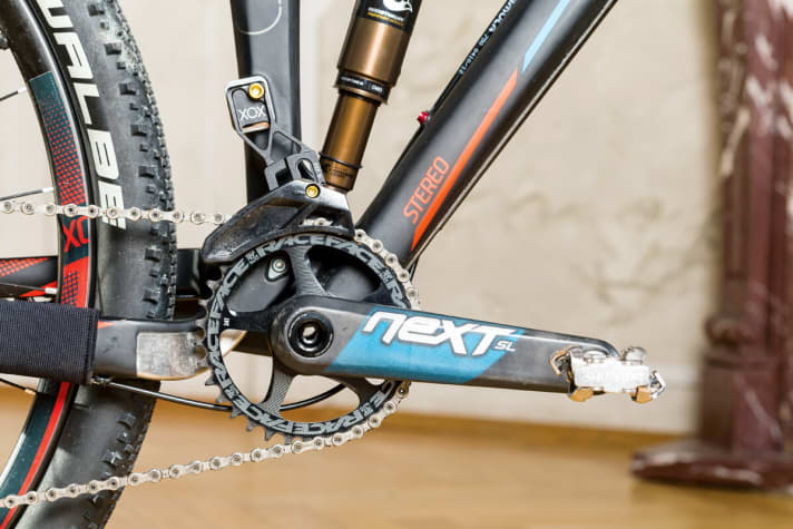   Cube zieht es durch: Die sehr leichte und formschöne Race-Face-Kurbel plus Kettenführung garantieren die Funktion. Der leichte Carbon-Rahmen ist durch Schutzbleche und Klebefolien vor äußeren Einflüssen gut geschützt. Die 120 mm Federweg schaden dem Handling nicht – im Gegenteil.