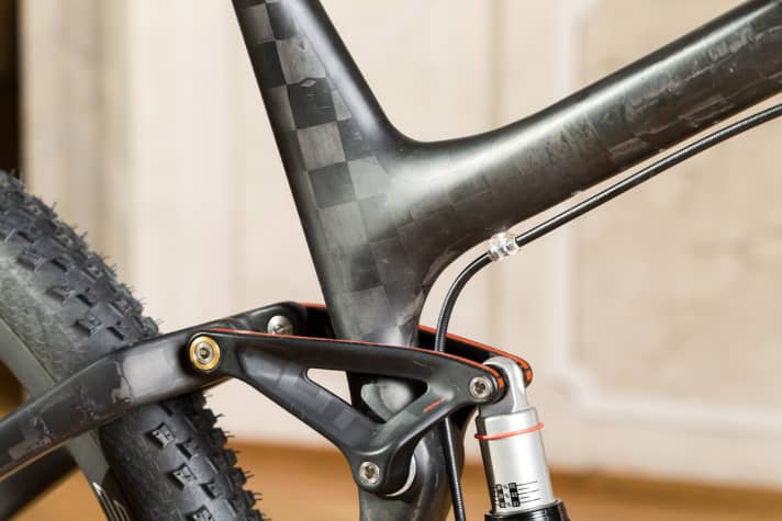   Einfach cool: Das Rahmen-Finish wirkt wie eine Zielflagge. Das passt zum Charakter des Bikes wie die Faust aufs Auge. Der F.A.S.T-Hinterbau verzichtet auf ein Gelenk.