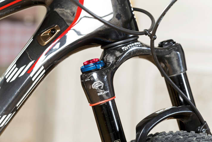   Traditionell verpasst Specialized seinem Epic das Brain-Fahrwerk mit integriertem Masse-Trägheitsventil, das das Fahrwerk automatisch öffnet oder schließt. Bei der Gabel lässt sich das Ansprechverhalten an der Brücke vorwählen, ein echter Gewinn gegenüber früher (Regelung unten).