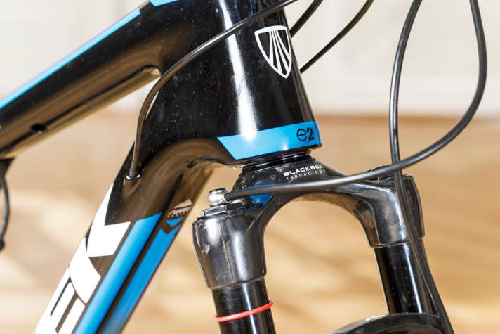   Wie bei anderen Test-Bikes ist auch am Trek der Übergang von Steuerrohr zu Gabelbrücke wenig ästhetisch weil unterschiedlich dick.