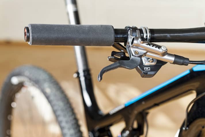   Shimanos Leichtbau-XTR-Bremse sieht mit den  Carbon-Hebeln cool aus, die Bremskraft mit 160er-Scheiben war mäßig.