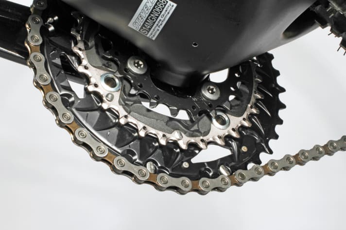   Smooth pedalling on any terrain: The new Shimano crankset with a gradation of 40/30/22 teeth offers a wide range for 29ers.