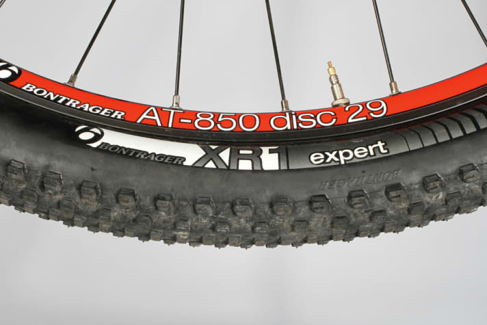   Inconspicuous deceptive packaging: The voluminous XR1 tyre offers little damping in the inexpensive Expert rubber compound.