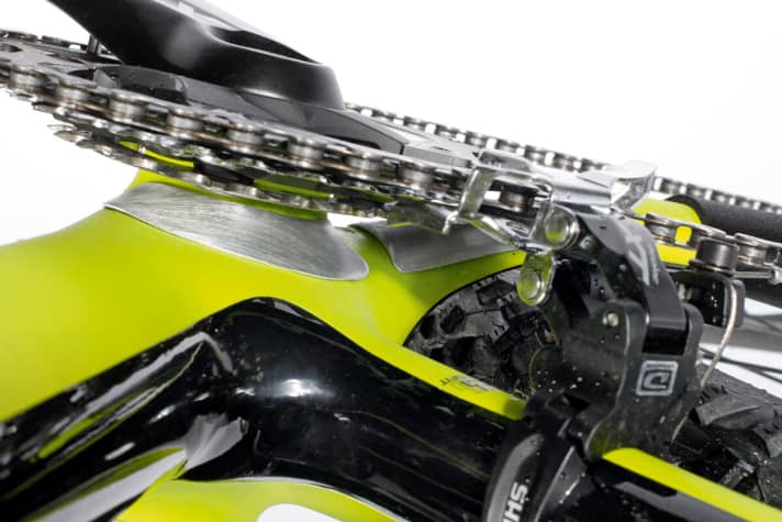   Vorbildlicher Schutzmantel: Die aufgeklebten Alu-Plättchen schützen den Kohlefaser-Rahmen, wenn die Kette klemmt oder  abspringt.