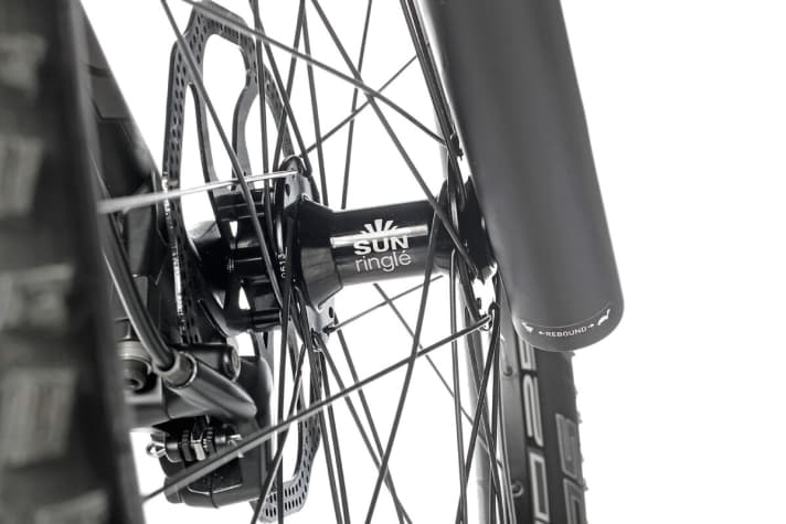   Ein Kilo mehr Gewicht als die Konkurrenz: Die massiven 29er-Systemlaufräder mit Nobby-Nic-Reifen (4923 g) beschleunigen nur unwillig.