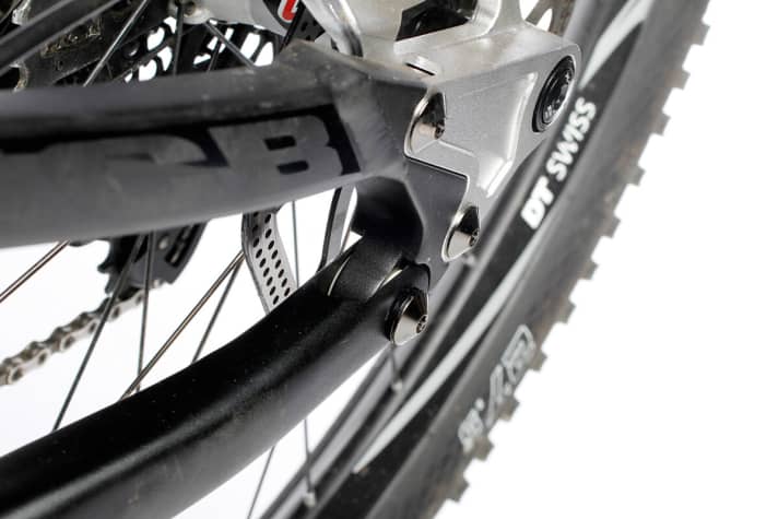   Ab der Hälfte des Test-Pensums stellte sich spürbares Spiel im gleitgelagerten Horstlink ein. Ursache ist eine zu lange Hülse.