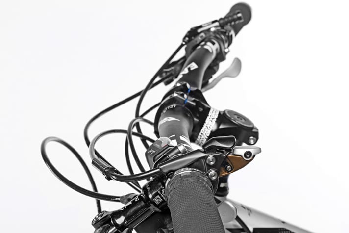   Viele Funktionen erfordern viele Kabel. Die per Remote zuschaltbare Plattform ist sehr effektiv. Der Fox-Hebel erfordert eine hohe Handkraft.