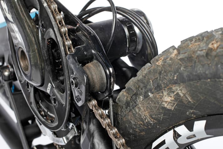   The outer casing of the rear derailleur rubs against the tyre without an additional cable tie. The attachment should be further forwards.