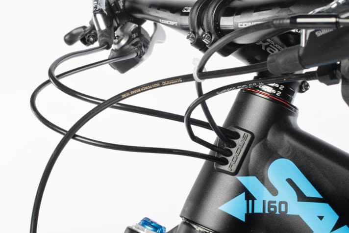   Alle Kabel verlaufen optisch aufgeräumt im Inneren des Rahmens. Die Außenhülle der Tele-Stütze knickte aber bereits früh im Praxis-Test.