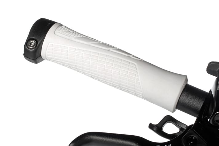   Handlebar control made easy: If you grab the solid screw grips with external stop, you can manoeuvre your bike through every trail chicane.