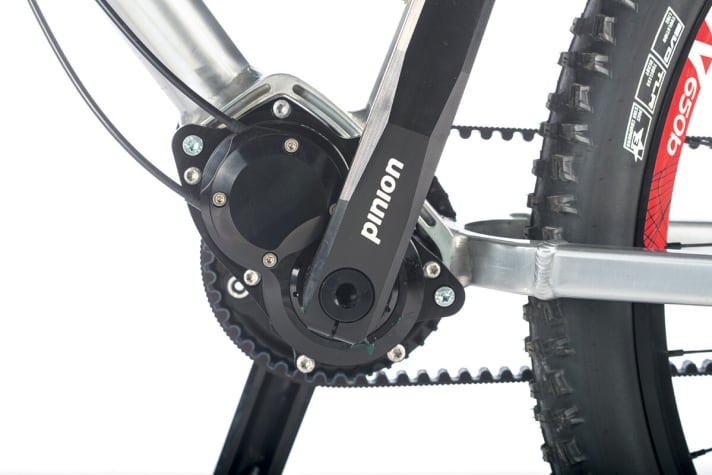  Gekapselt, praktisch, gut: In der kompakten Box im  Tretlager sitzt das Herzstück dieses Bikes. Das hochwertige Pinion-Getriebe verfügt über 18 Gänge und einen gefühlt sehr günstigen Wirkungsgrad. Wermutstropfen: Schalten unter Volllast funktioniert nicht.