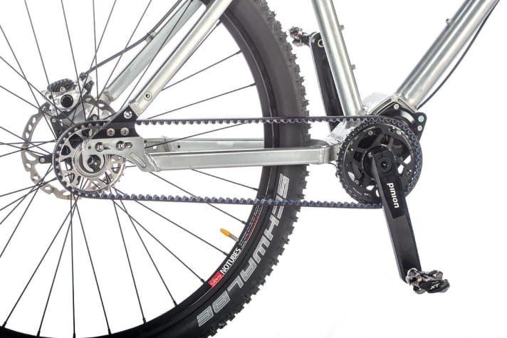   Clean, maintenance-free, durable: The carbon drive system from Gates is said to have two to three times the service life of a conventional chain with the same efficiency. The narrow centre track system makes the drive resistant to dirt.