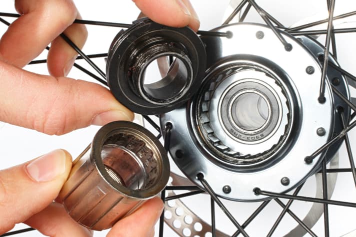   Weak quality of the wheels on the GT Sensor Elite: front hub with play, the freewheel on the rear hub gave up the ghost on the first test lap.