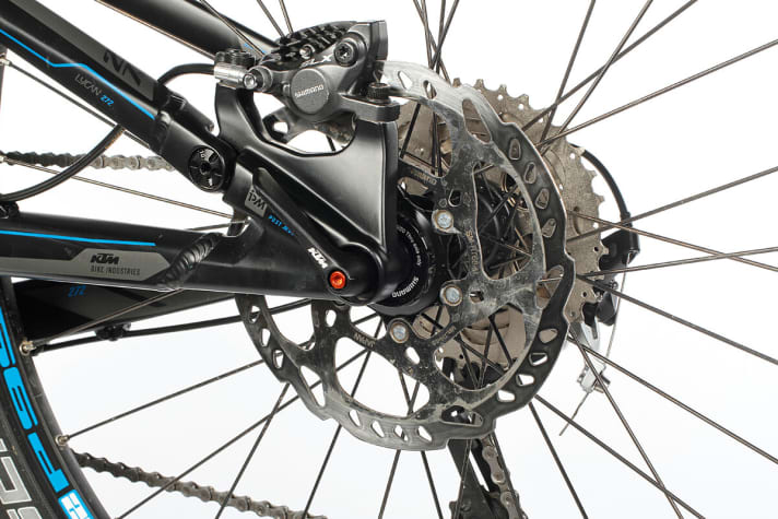   KTM Lycan 272 2014: SLX brakes with cooling fins, beautiful but heavy frame. The quick release works like a crank - turn instead of lock.