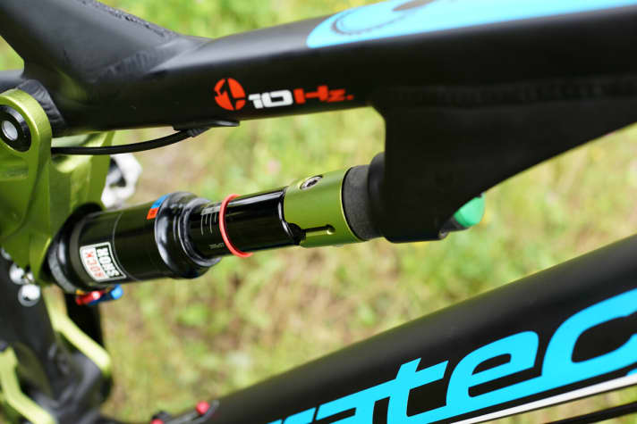   Ein Gummipuffer filtert die feinen Vibrationen, ein anderer minimiert die Rückstöße. Die grüne Hülse ist ein Adapter. Die Hz 10-Technik lässt sich mit allen Dämpfern verwenden.