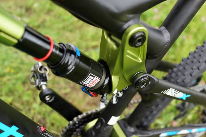   CNC-Kunstwerk: Die Dämpfer-Wippe ist auf den Innenseiten aufwändig ausgefräst, um überflüssige Gramm zu schinden.