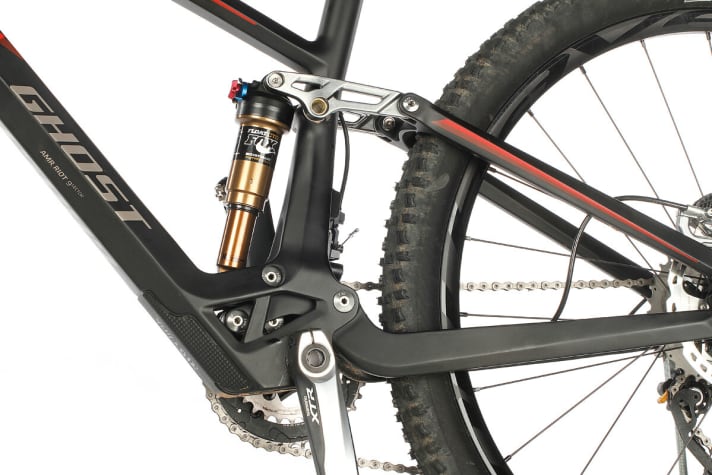   Ghost AMR Riot Lector 9 2014: The suspension system is called Riot-Link, the pivot points are hidden in the carbon housing. The question is how to get dirt out again.