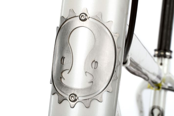   Ken Bloomer is a coffee gourmet. The espresso pusher in the pinion is the symbol of his company. It is emblazoned on every Crema head tube.