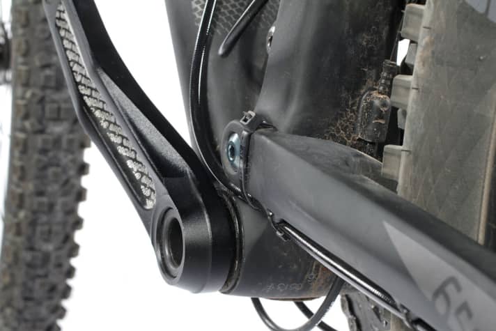   To protect the brake line from the sharp-edged Race Face cranks of the Cube Stereo, the only thing that helps is an additional cable tie at the pivot point of the chainstay.